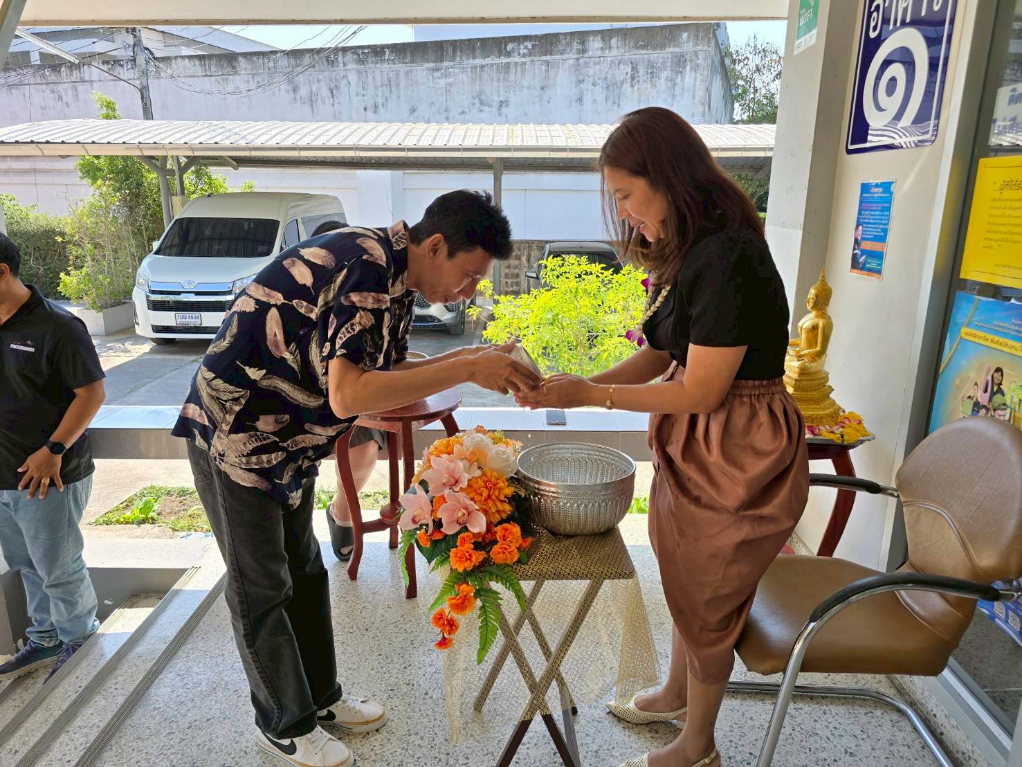 title - สำนักงานการปฏิรูปที่ดินจังหวัดเพชรบุรี ร่วมสืบสานวัฒนธรรม ประเพณีวันสงกรานต์ สรงน้ำพระและ รดน้ำขอพรปฏิรูปที่ดินจังหวัดเพชรบุรี